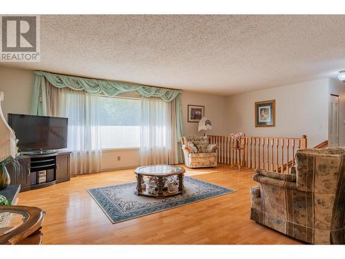 3851 Carnation  Drive, Trail, BC - Indoor Photo Showing Living Room