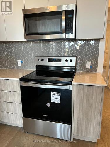 705W - 202 Burnhamthorpe Road E, Mississauga, ON - Indoor Photo Showing Kitchen