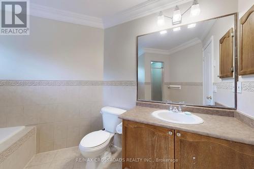 160 Estate Garden Drive, Richmond Hill, ON - Indoor Photo Showing Bathroom