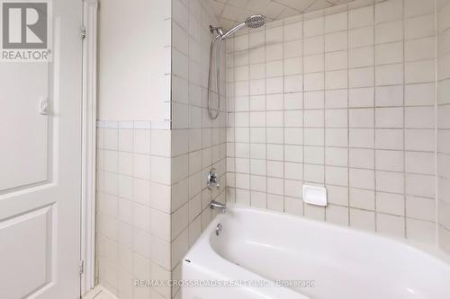 160 Estate Garden Drive, Richmond Hill, ON - Indoor Photo Showing Bathroom