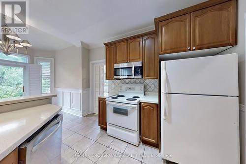 160 Estate Garden Drive, Richmond Hill, ON - Indoor Photo Showing Kitchen