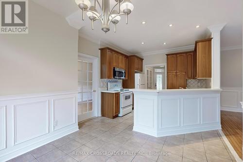 160 Estate Garden Drive, Richmond Hill, ON - Indoor Photo Showing Kitchen