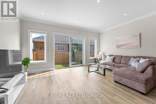 1030 Hansler Road, Welland, ON - Indoor Photo Showing Living Room