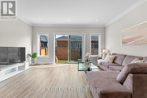 1030 Hansler Road, Welland, ON - Indoor Photo Showing Living Room