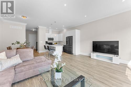 1030 Hansler Road, Welland, ON - Indoor Photo Showing Living Room