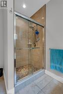 Ensuite bath - 