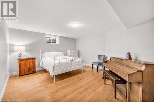 1068 Wyatt Road, Hamilton, ON - Indoor Photo Showing Bedroom