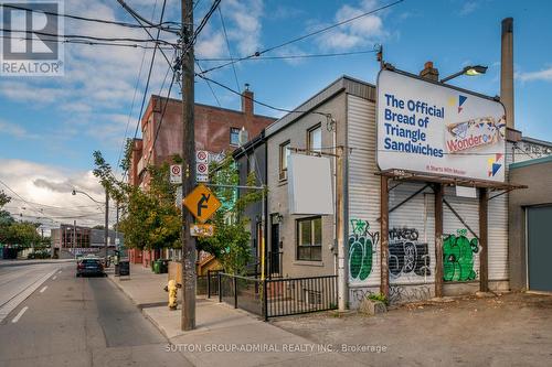 658 Dundas Street W, Toronto, ON - Outdoor