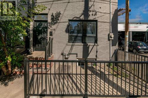 658 Dundas Street W, Toronto, ON - Outdoor