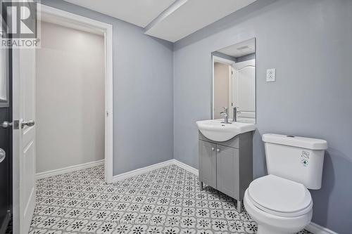 658 Dundas Street W, Toronto, ON - Indoor Photo Showing Bathroom