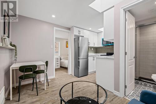 658 Dundas Street W, Toronto, ON - Indoor Photo Showing Kitchen