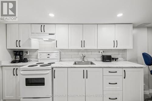 658 Dundas Street W, Toronto, ON - Indoor Photo Showing Kitchen