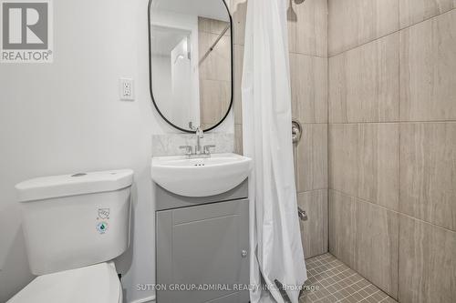 658 Dundas Street W, Toronto, ON - Indoor Photo Showing Bathroom