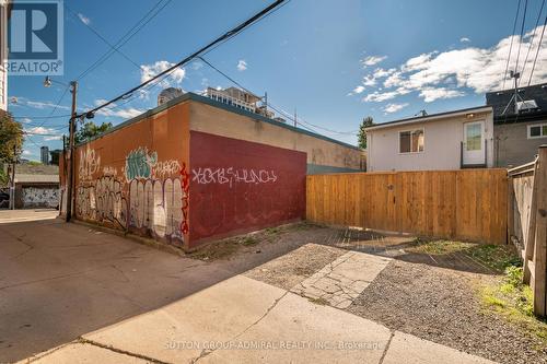 658 Dundas Street W, Toronto, ON - Outdoor