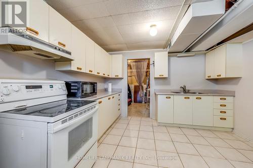 1636 Sagewood Court, Mississauga, ON - Indoor Photo Showing Kitchen With Double Sink