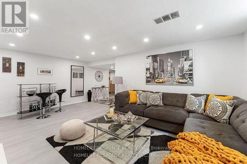 919 Streamway Crescent, Mississauga, ON - Indoor Photo Showing Living Room