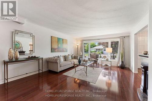 919 Streamway Crescent, Mississauga, ON - Indoor Photo Showing Living Room