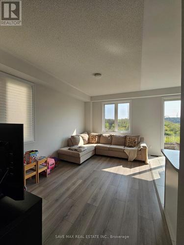 1084 Lockie Drive, Oshawa, ON - Indoor Photo Showing Living Room