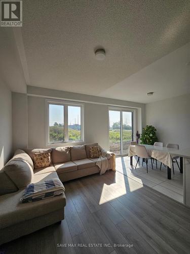 1084 Lockie Drive, Oshawa, ON - Indoor Photo Showing Living Room