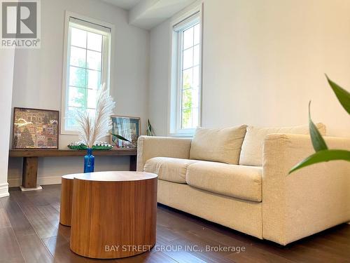 54 Castleglen Boulevard E, Markham, ON - Indoor Photo Showing Living Room