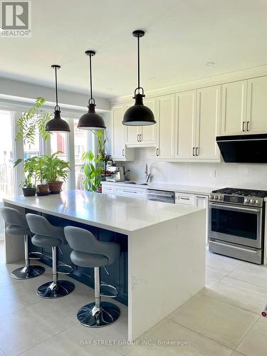 54 Castleglen Boulevard E, Markham, ON - Indoor Photo Showing Kitchen