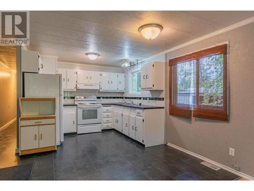 2709 Fir Drive, South Slocan, BC - Indoor Photo Showing Kitchen