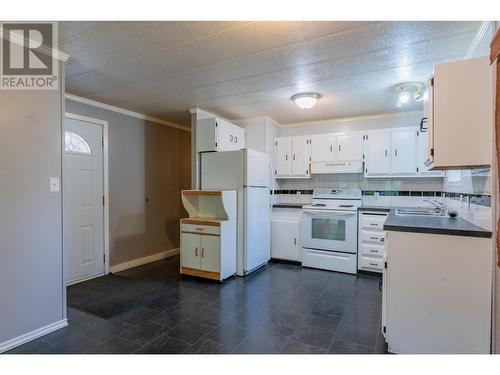 2709 Fir Drive, South Slocan, BC - Indoor Photo Showing Kitchen