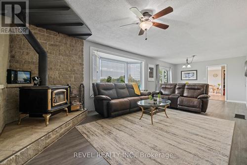 1931 Allen Road, West Lincoln, ON - Indoor Photo Showing Living Room