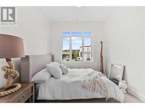 3756 Lakeshore Drive Unit# 13, Kelowna, BC - Indoor Photo Showing Bedroom