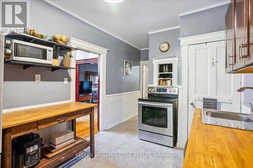 10 Huntley Street, Hamilton, ON - Indoor Photo Showing Kitchen