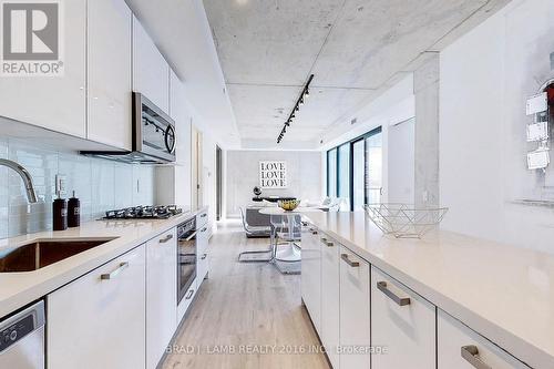 609 - 55 Ontario Street, Toronto, ON - Indoor Photo Showing Kitchen