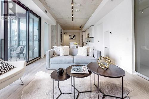 609 - 55 Ontario Street, Toronto, ON - Indoor Photo Showing Living Room