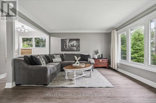 5 Howard Avenue, St. Catharines, ON - Indoor Photo Showing Living Room