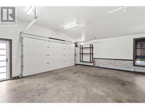 740 4 Avenue Se, Salmon Arm, BC - Indoor Photo Showing Garage