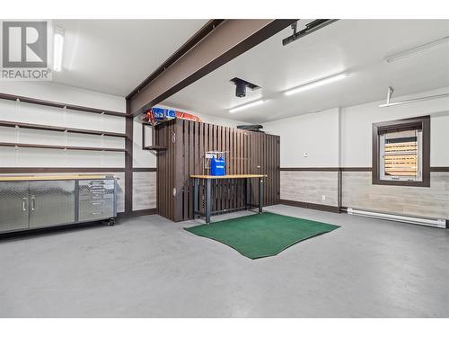 740 4 Avenue Se, Salmon Arm, BC - Indoor Photo Showing Garage