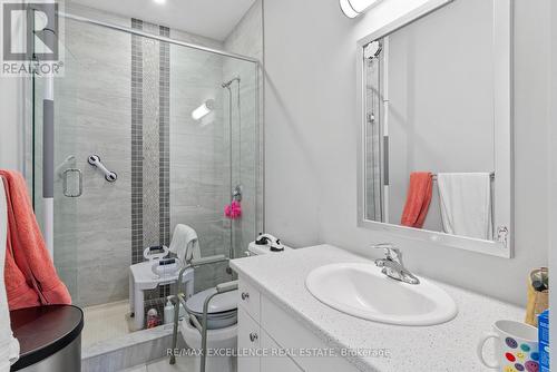 35 - 745 Chelton Road, London, ON - Indoor Photo Showing Bathroom