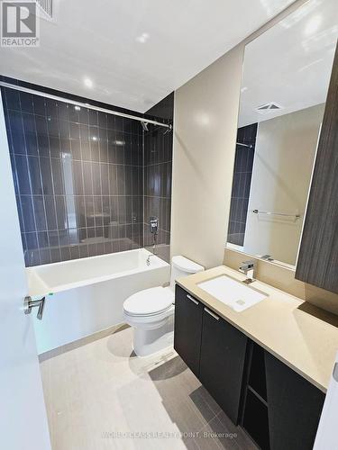 1304 - 3900 Confederation Parkway, Mississauga, ON - Indoor Photo Showing Bathroom