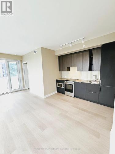 1304 - 3900 Confederation Parkway, Mississauga, ON - Indoor Photo Showing Kitchen