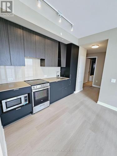 1304 - 3900 Confederation Parkway, Mississauga, ON - Indoor Photo Showing Kitchen