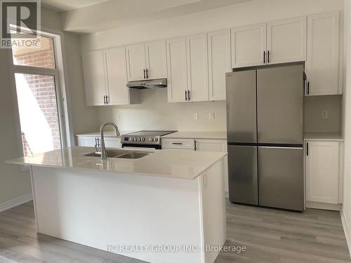 34 Millman Lane, Richmond Hill, ON - Indoor Photo Showing Kitchen With Double Sink