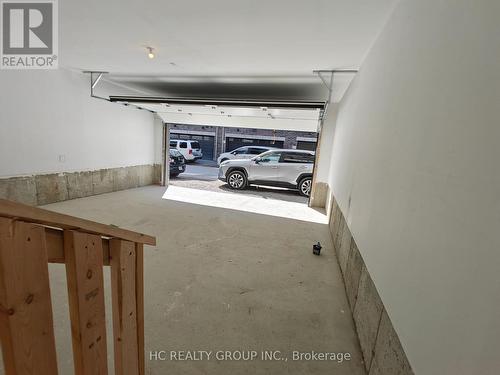 34 Millman Lane, Richmond Hill, ON - Indoor Photo Showing Garage