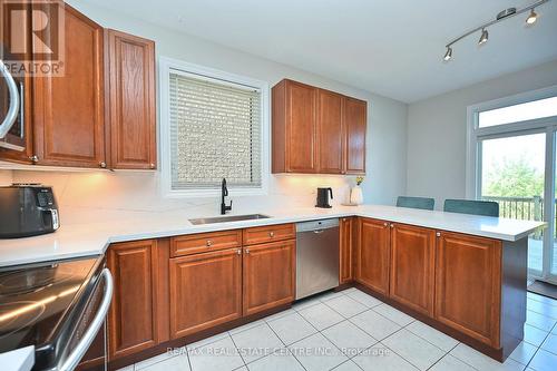 1090 Tupper Drive, Milton, ON - Indoor Photo Showing Kitchen