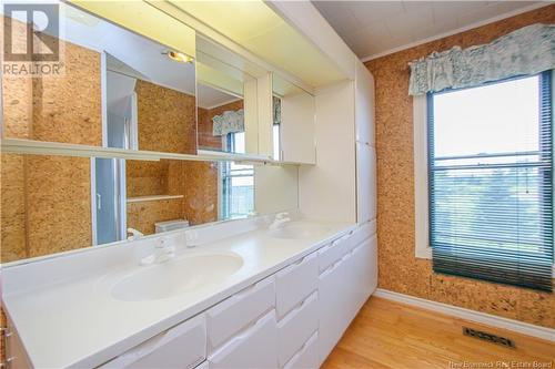 1833 Route 960, Upper Cape, NB - Indoor Photo Showing Bathroom