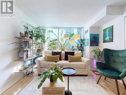 422 - 233 Beecroft Road, Toronto, ON - Indoor Photo Showing Living Room