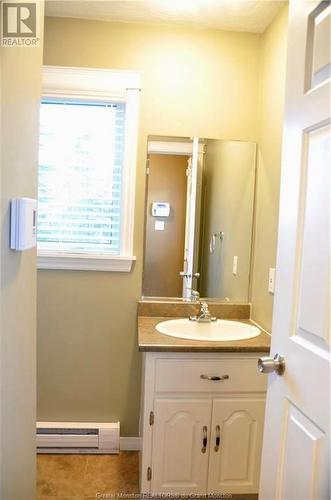 248 Pascal, Dieppe, NB - Indoor Photo Showing Bathroom