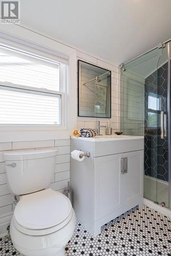 55 Cheever Street, Hamilton, ON - Indoor Photo Showing Bathroom