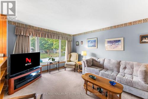 808 Highland Court, Peterborough (Northcrest), ON - Indoor Photo Showing Living Room