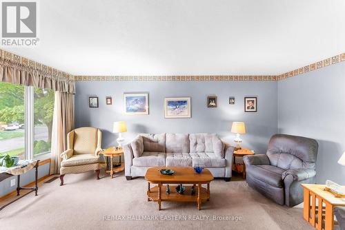 808 Highland Court, Peterborough (Northcrest), ON - Indoor Photo Showing Living Room