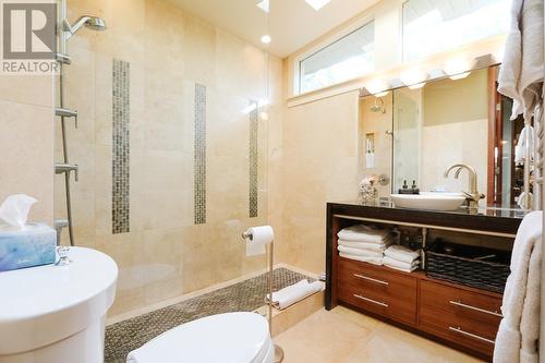 1090 Clements Avenue, North Vancouver, BC - Indoor Photo Showing Bathroom