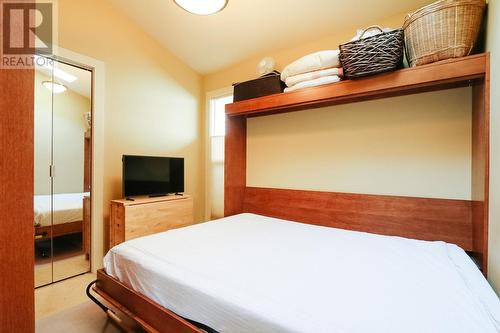 1090 Clements Avenue, North Vancouver, BC - Indoor Photo Showing Bedroom